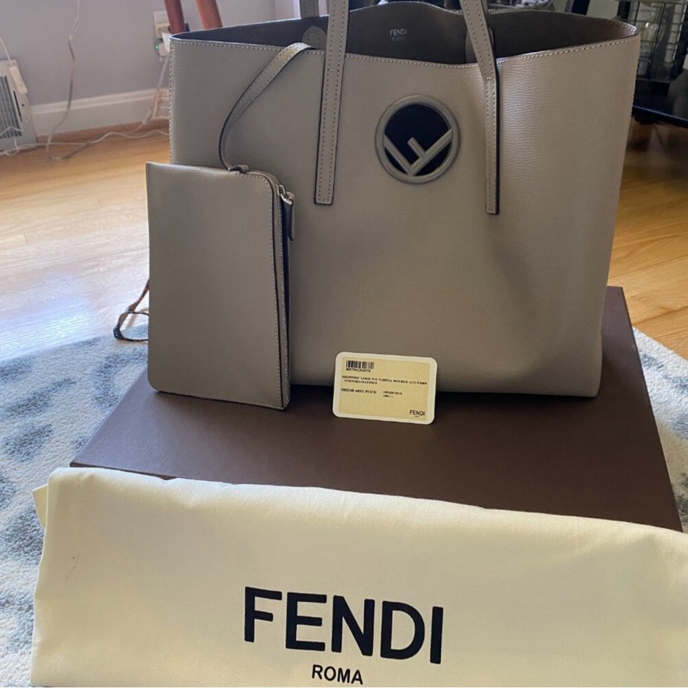 A 270 - 💯% authentic Fendi Vitello Vienna Enamel F shopper bag